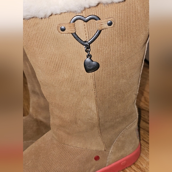 Ugg corduroy heart tan size 5 boots - Picture 5 of 9